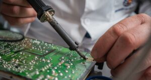 Lödpenna används för att reparera en grön kretskortsenhet