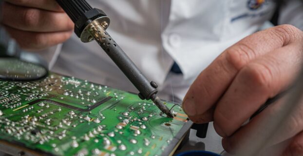 Lödpenna används för att reparera en grön kretskortsenhet